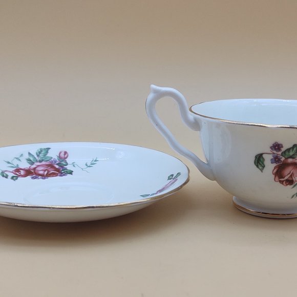 Clarence Tea Cup & Saucer -Red Flowers Pattern 734/67 - Picture 10 of 11